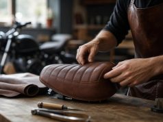 Fabrication d’une housse de selle moto, les secrets des artisans dévoilés